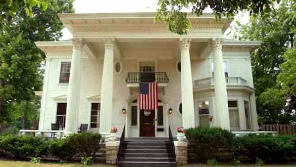 Anniversary Mansion Bed & Breakfast in Lincoln, NE | Expedia