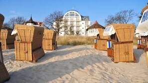 Plage, sable blanc, cabines (en supplément), chaises longues