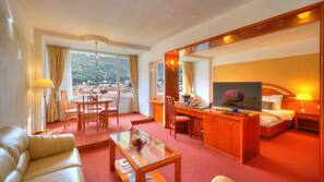 Minibar, coffre-forts dans les chambres, bureau, lits bébé (gratuits)