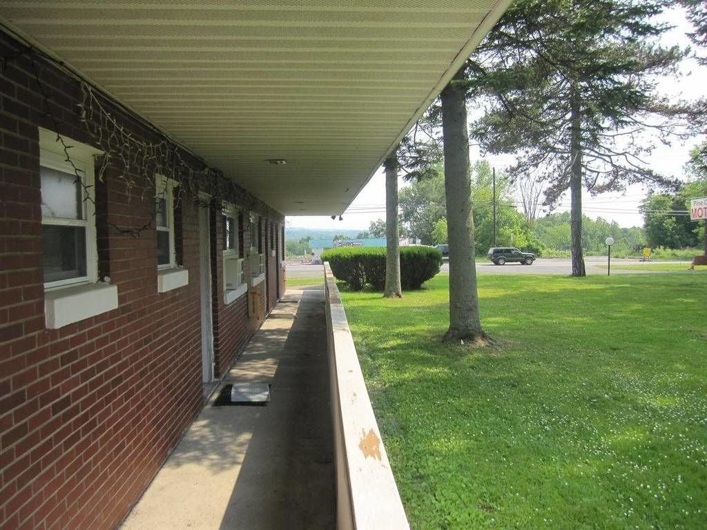 Pinecrest Motel in Clinton, United States
