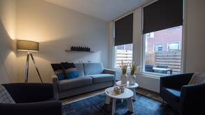Een kluis op de kamer, een bureau, een strijkplank/strijkijzer