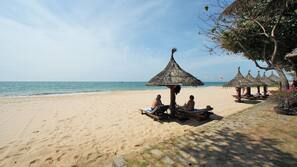 Private beach, sun-loungers, beach umbrellas, beach towels