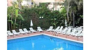 Una piscina al aire libre de temporada