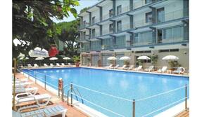 Una piscina al aire libre de temporada