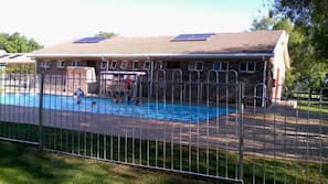 Piscine extérieure, parasols de plage, chaises longues
