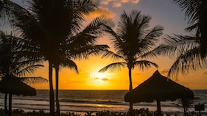 Plage, sable blanc, serviettes de plage, massages sur la plage