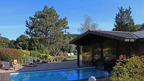 Piscina interna, piscina externa, guarda-sóis, espreguiçadeiras