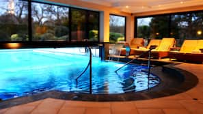 Piscina interna, piscina externa, guarda-sóis, espreguiçadeiras