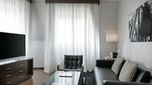 Luxe beddengoed, donzen dekbedden, een minibar, een kluis op de kamer