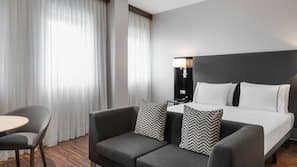 Luxe beddengoed, donzen dekbedden, een minibar, een kluis op de kamer
