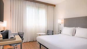Luxe beddengoed, donzen dekbedden, een minibar, een kluis op de kamer