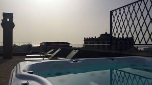 Outdoor spa bath