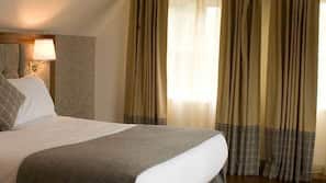 Een strijkplank/strijkijzer, gratis babybedden, extra bedden, beddengoed