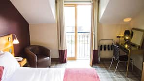 Een strijkplank/strijkijzer, gratis babybedden, extra bedden, beddengoed