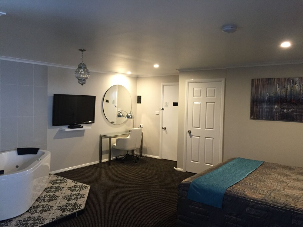 Cattleman's Country Motor Inn & Serviced Apartments Reviews, Photos