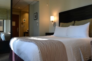 Deluxe Room, 1 Queen Bed, Non Smoking | Premium bedding, pillowtop beds, in-room safe, individually decorated