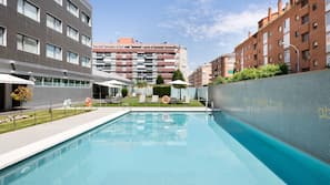 Una piscina al aire libre