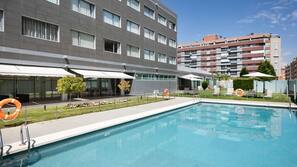 Una piscina al aire libre