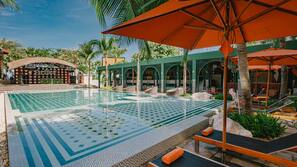2 outdoor pools, pool loungers