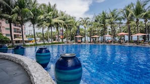 2 outdoor pools, pool loungers