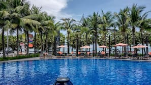 2 outdoor pools, pool loungers