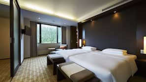 Hypo-allergenic bedding, minibar, in-room safe, desk