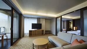 Hypo-allergenic bedding, minibar, in-room safe, desk