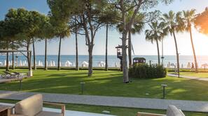Privatstrand, Cabañas (gegen Gebühr), Liegestühle, Sonnenschirme