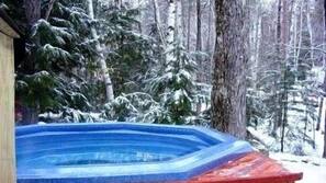 Outdoor spa bath