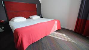 Een bureau, gratis wifi, beddengoed, een wekker