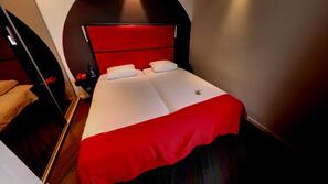 Een bureau, gratis wifi, beddengoed, een wekker