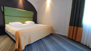 Een bureau, gratis wifi, beddengoed, een wekker