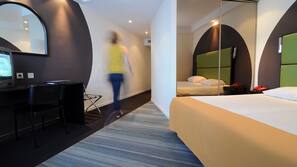Een bureau, gratis wifi, beddengoed, een wekker
