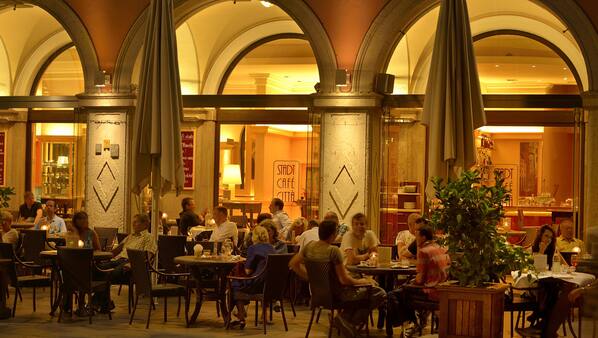 Colazione, aperti pranzo e cena, cucina italiana, con tavoli all'aperto