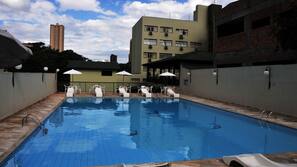 Piscina externa, guarda-sóis, espreguiçadeiras