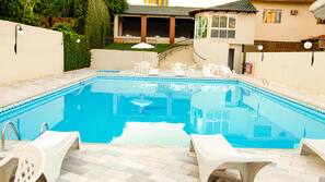 Piscina externa, guarda-sóis, espreguiçadeiras