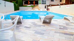 Piscina externa, guarda-sóis, espreguiçadeiras