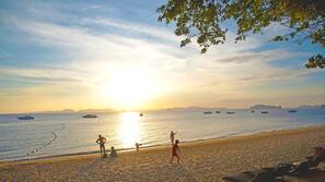 ใกล้ชายหาด, ผ้าเช็ดตัวชายหาด, เรือยนต์