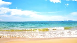 ใกล้ชายหาด, ผ้าเช็ดตัวชายหาด, เรือยนต์
