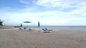 ใกล้ชายหาด, ทรายสีขาว, เก้าอี้อาบแดด, ร่มชายหาด