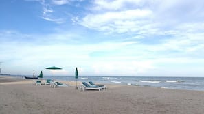 ใกล้ชายหาด, ทรายสีขาว, เก้าอี้อาบแดด, ร่มชายหาด