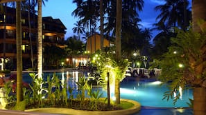 4 outdoor pools, pool umbrellas, pool loungers