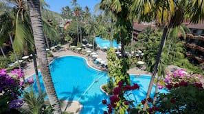 4 outdoor pools, pool umbrellas, pool loungers
