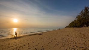 Am Strand, weißer Sandstrand, Strandtücher, Strandbar