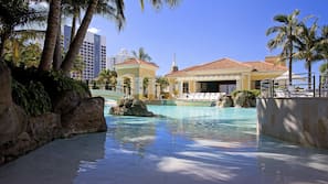 Una piscina cubierta, 2 piscinas al aire libre