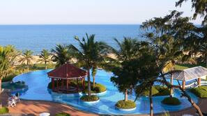 2 outdoor pools, pool umbrellas