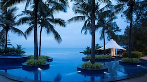 2 outdoor pools, pool umbrellas