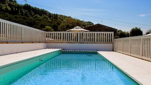 Piscina stagionale all'aperto, ombrelloni da piscina, lettini