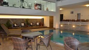 Piscina externa, espreguiçadeiras