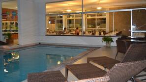 Piscina externa, espreguiçadeiras